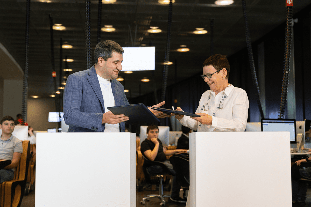 Boshligining oyoqlarini opish