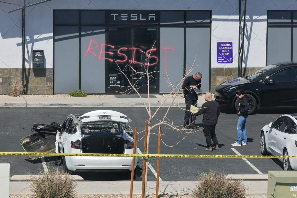 Tesla մեքենաները վանդալիզմի են ենթարկվում ամբողջ Ամերիկայում 3 Tesla մեքենաները վանդալիզմի են ենթարկվում ամբողջ Ամերիկայում