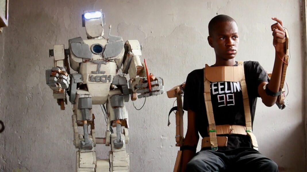 17-ամյա նիգերացին աղբից ռոբոտ է պատրաստել
