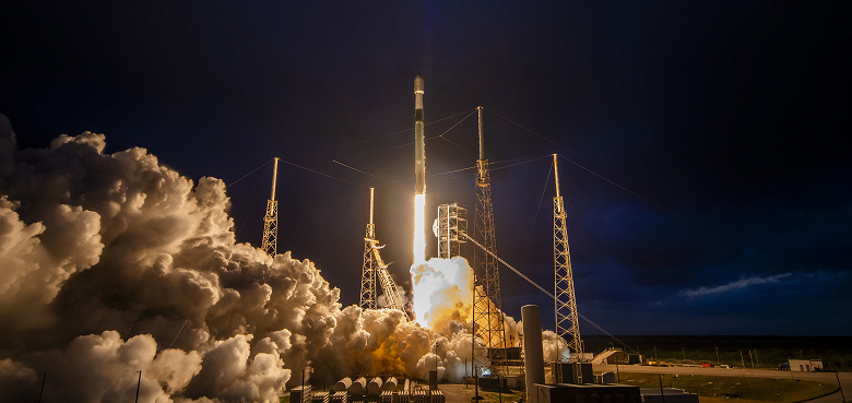 SpaceX Falcon 9 հրթիռը պատմական թռիչք է գրանցել՝ առաջին անգամ արձակվելով է մի երկրից՝ և վայրէջք կատարելով մեկ այլ երկրում