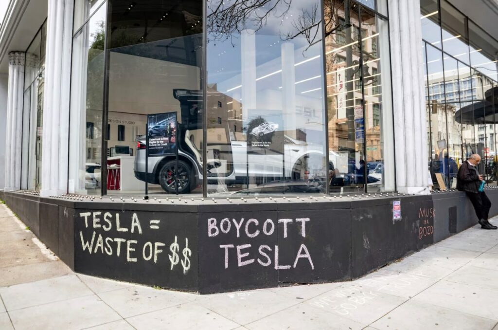 Tesla մեքենաները վանդալիզմի են ենթարկվում ամբողջ Ամերիկայում 2 Tesla մեքենաները վանդալիզմի են ենթարկվում ամբողջ Ամերիկայում